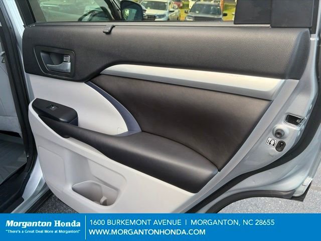Used 2017 Toyota Highlander XLE w/ Carpet Mat Package AWD/4WD image 40