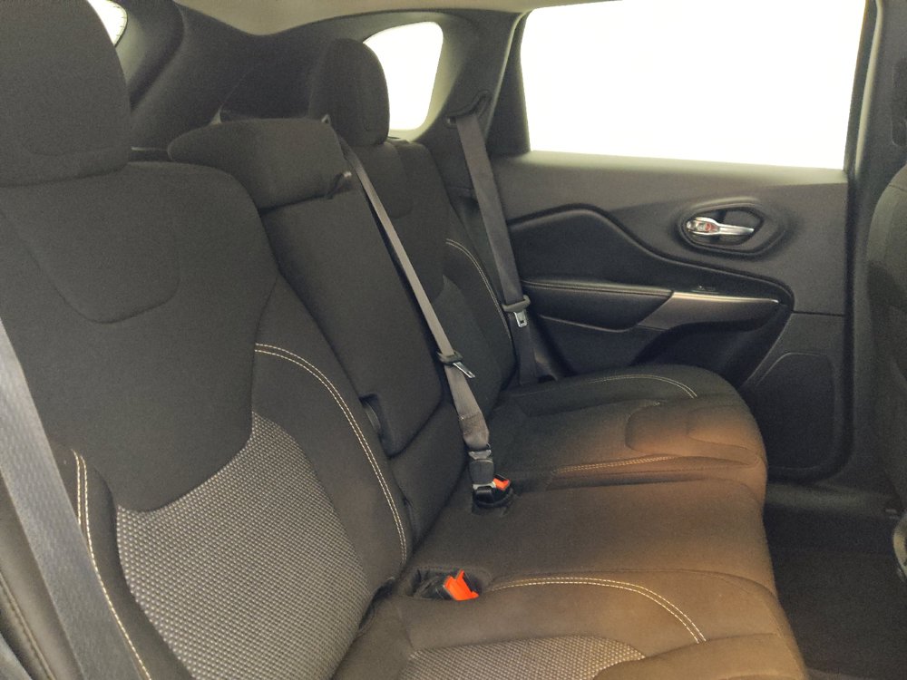 Used 2021 Jeep Cherokee Latitude FWD image 19