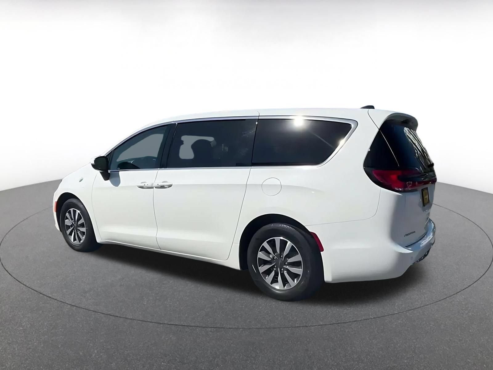 Used 2023 Chrysler Pacifica Touring-L FWD image 9
