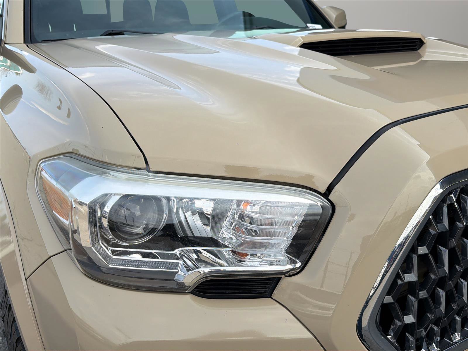 Used 2018 Toyota Tacoma TRD Sport AWD/4WD image 9
