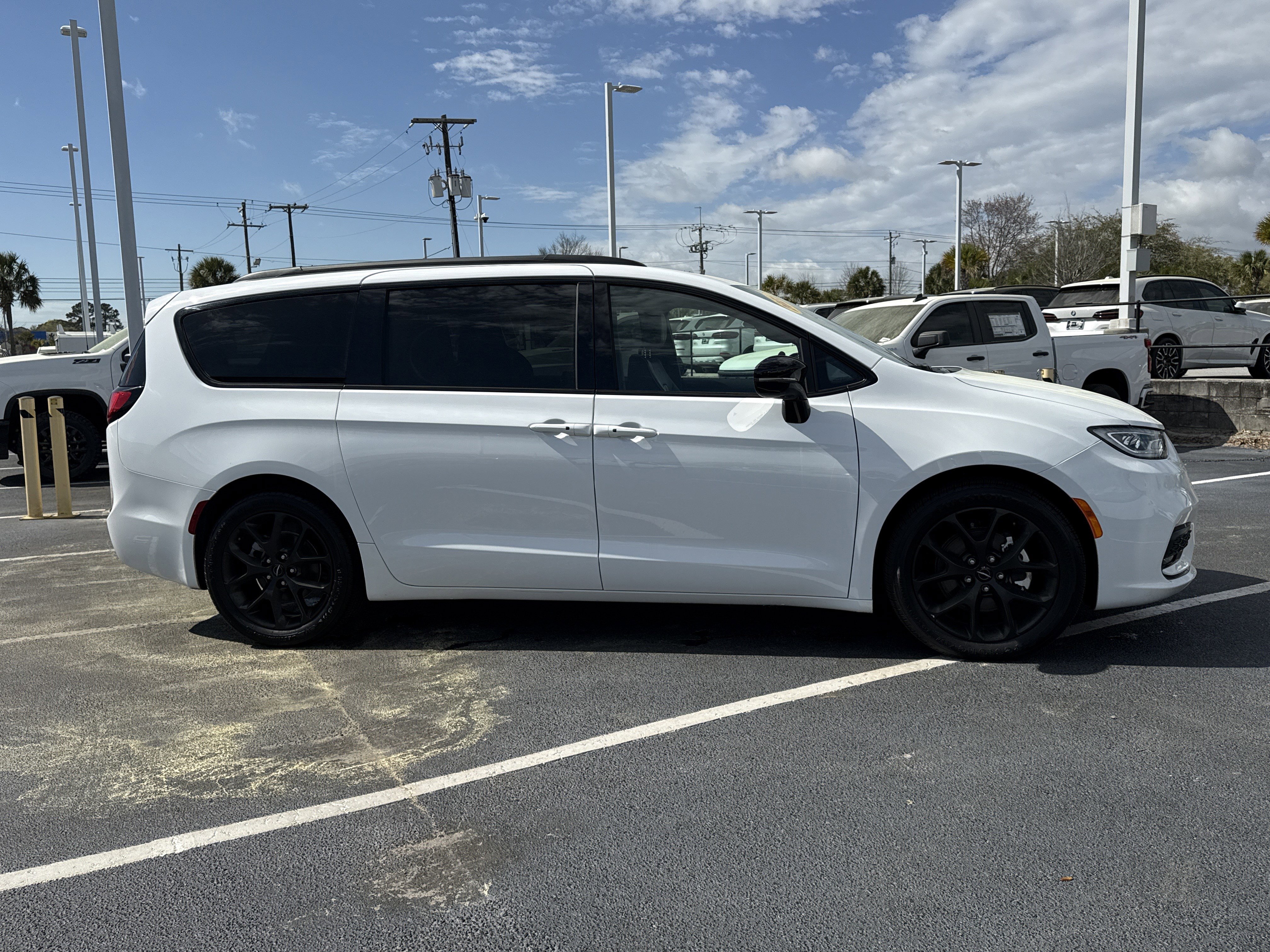 Used 2025 Chrysler Pacifica Limited FWD image 18
