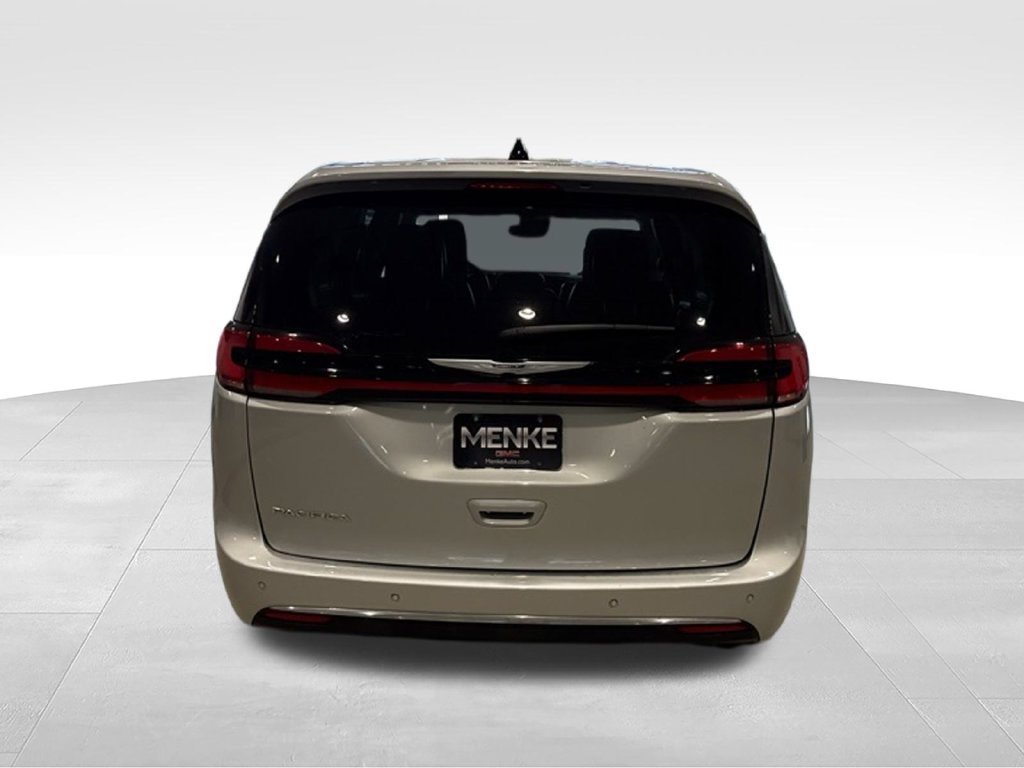 Used 2024 Chrysler Pacifica Touring-L w/ Uconnect Theater Family Group FWD image 6