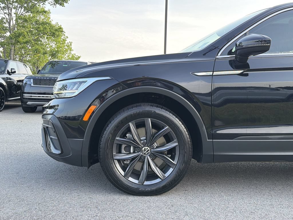Used 2023 Volkswagen Tiguan SE w/ Panoramic Sunroof Package FWD image 9