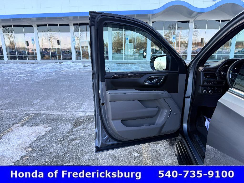 Used 2022 Chevrolet Suburban LT w/ Luxury Package image 18