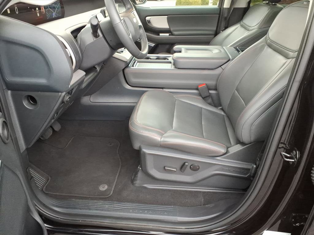 Certified 2025 Ford Expedition Active image 5