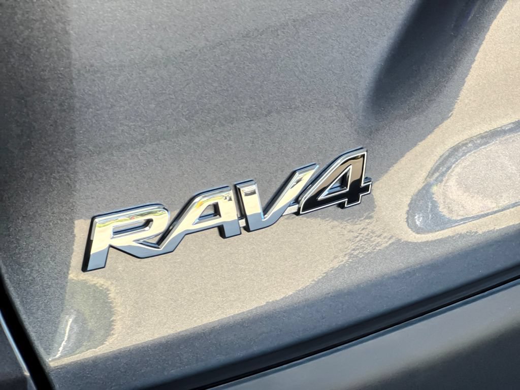 Used 2022 Toyota RAV4 XLE AWD/4WD image 25