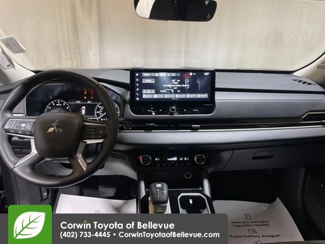 Used 2025 Mitsubishi Outlander SE image 12