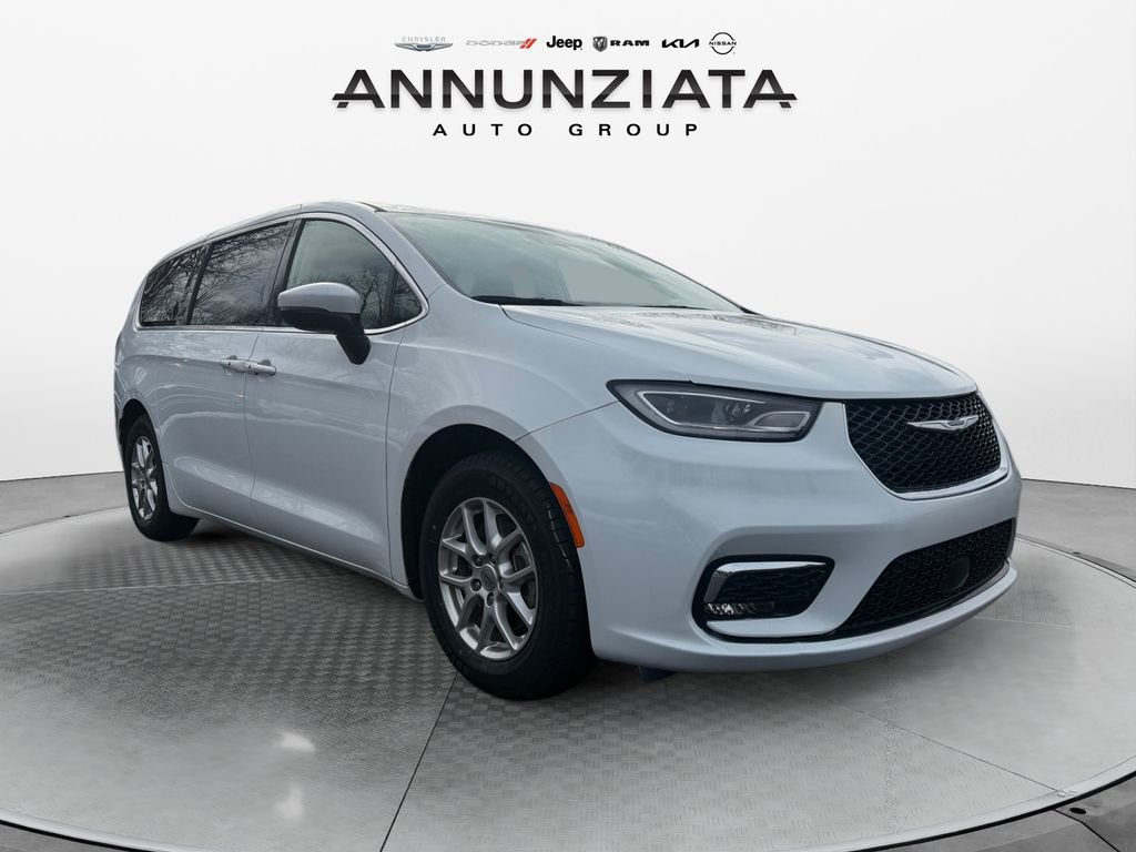 Used 2023 Chrysler Pacifica Touring-L image 7