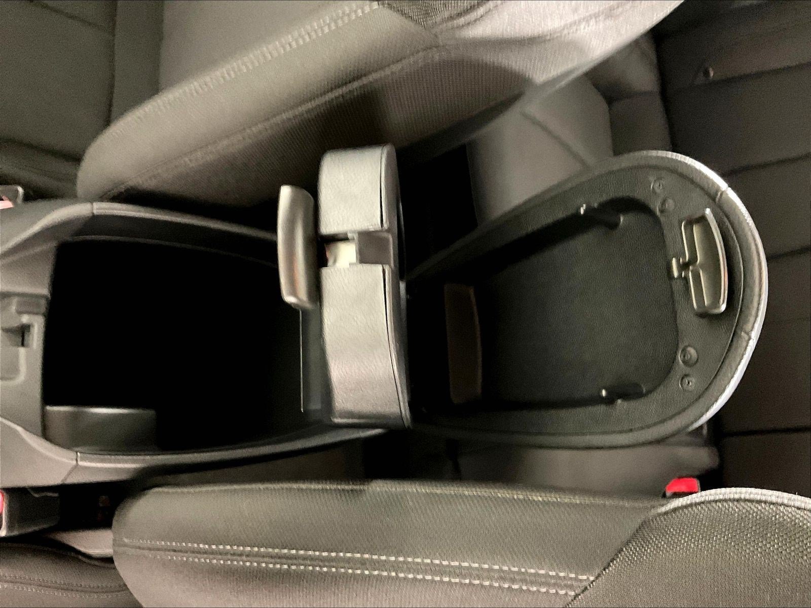 Used 2013 Hyundai Veloster FWD image 33