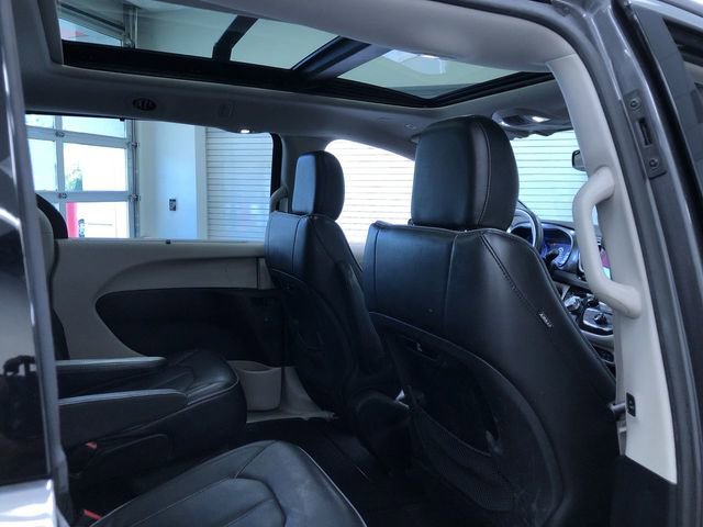 Used 2018 Chrysler Pacifica Limited w/ Tire & Wheel Group FWD image 23
