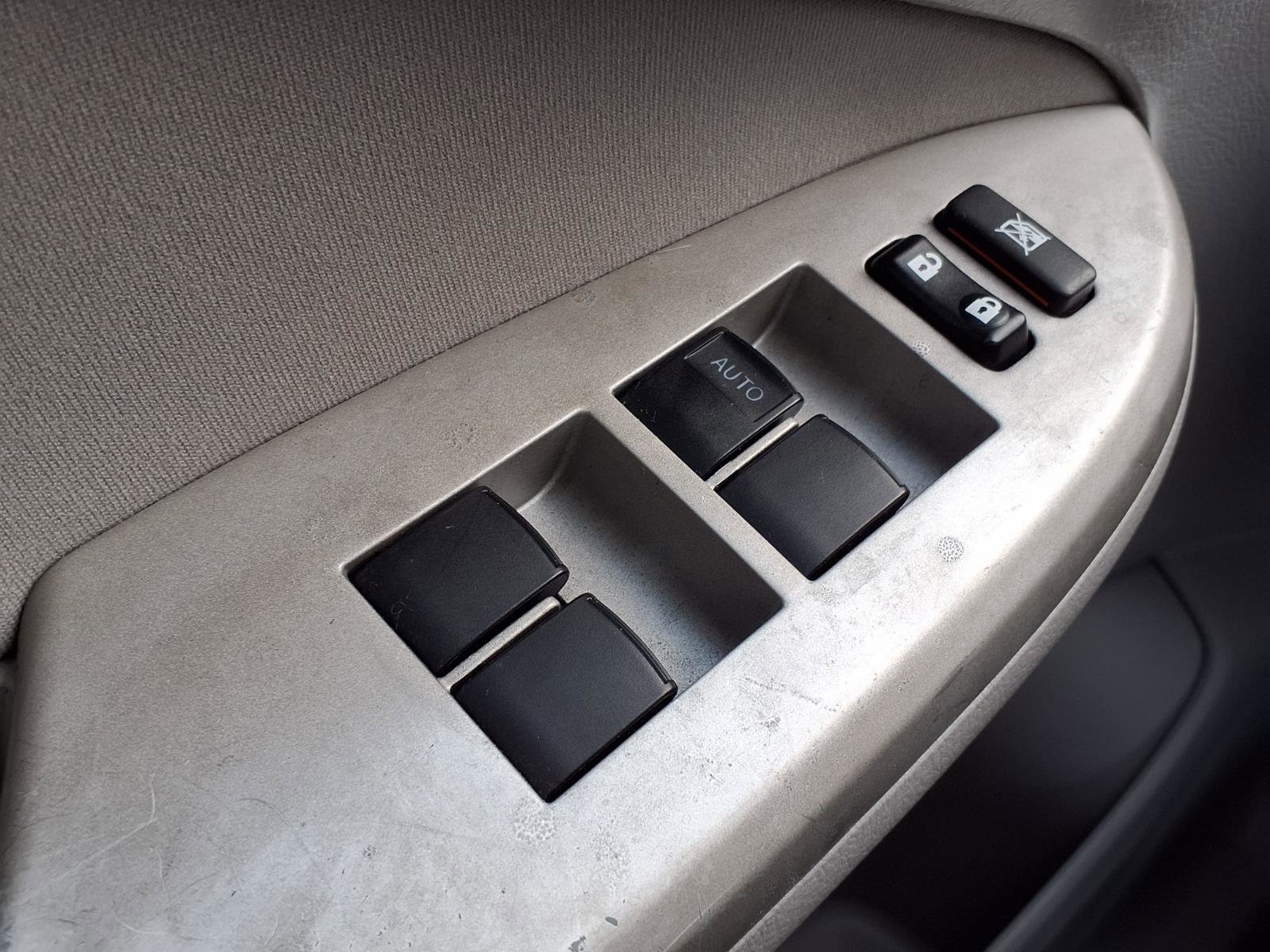 Used 2013 Toyota Corolla LE image 9