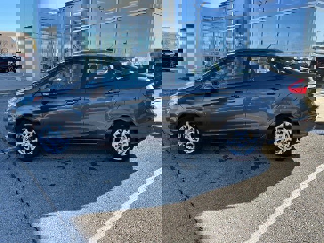 Used 2015 Ford Fiesta SE image 2