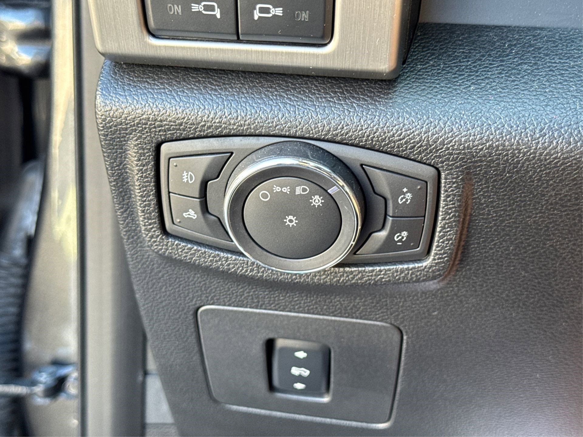 Used 2016 Ford F150 Platinum w/ Equipment Group 701A Luxury image 23