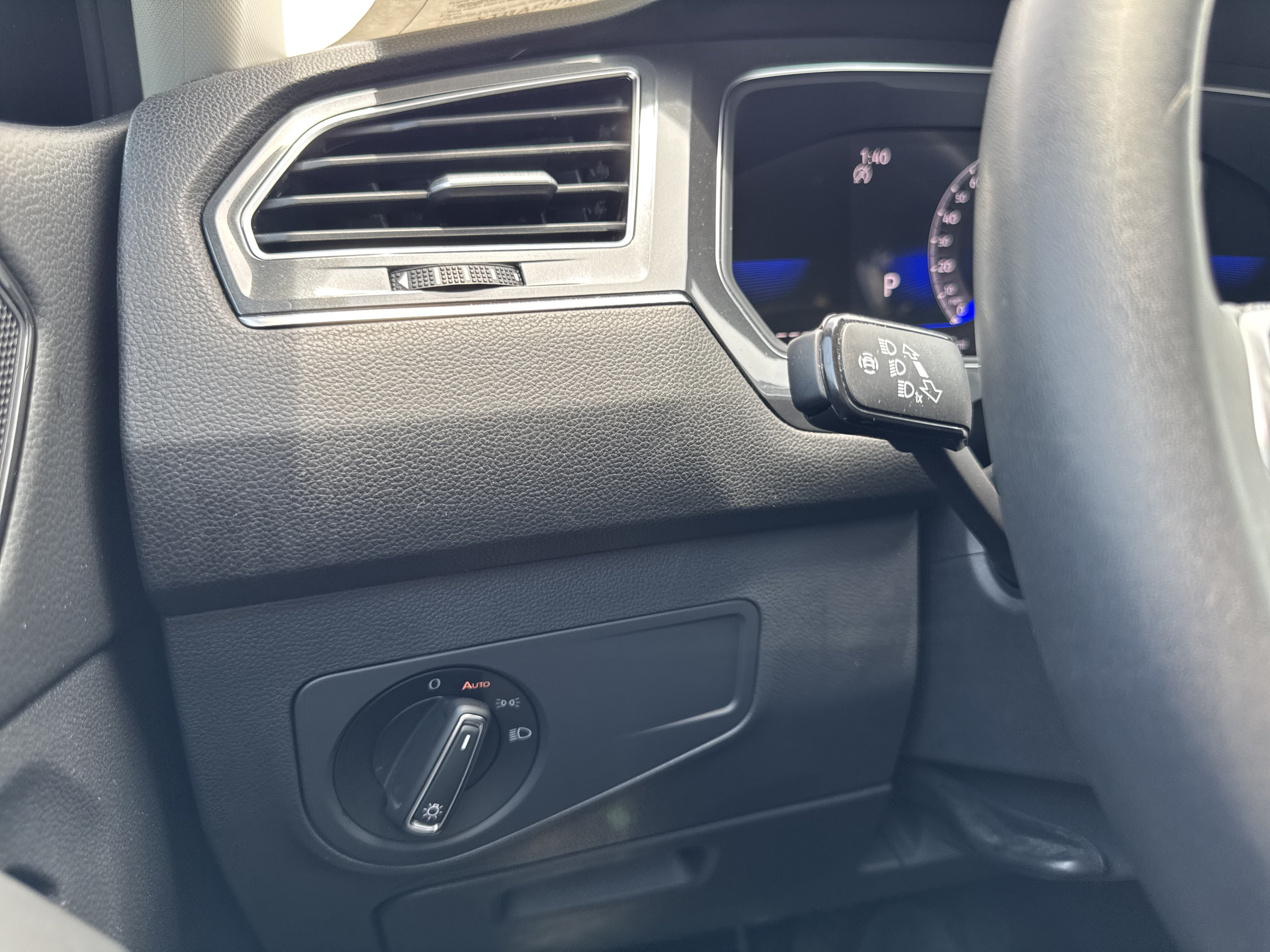 Used 2023 Volkswagen Tiguan SE FWD image 28