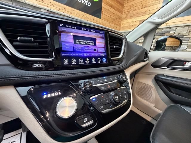 Used 2017 Chrysler Pacifica Limited w/ UConnect Theater Package FWD image 21