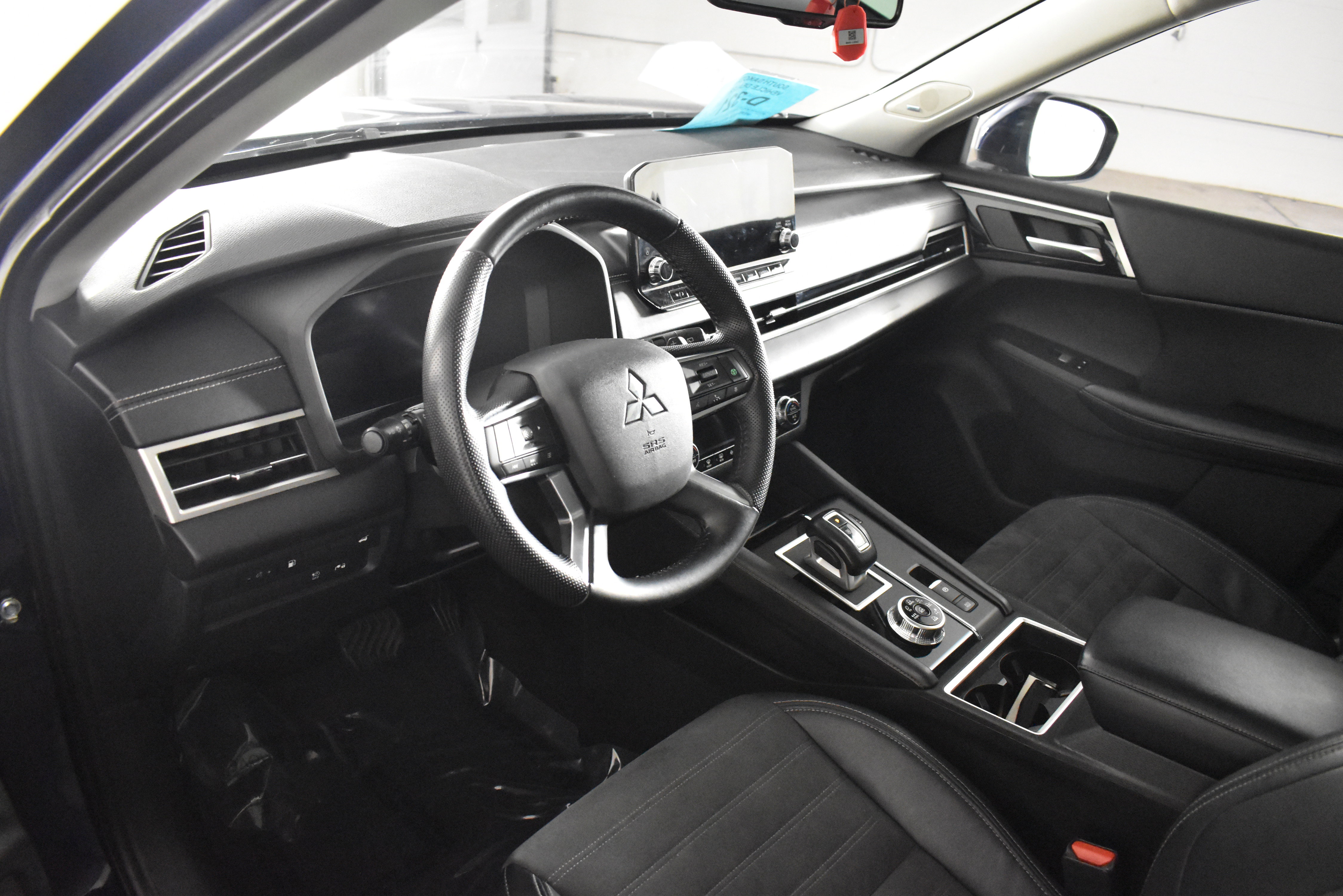 Used 2023 Mitsubishi Outlander SE image 2