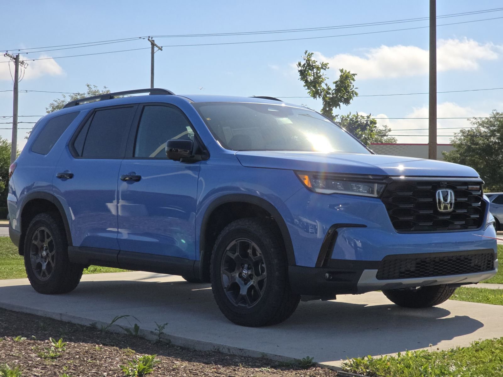 Used 2025 Honda Pilot TrailSport image 2