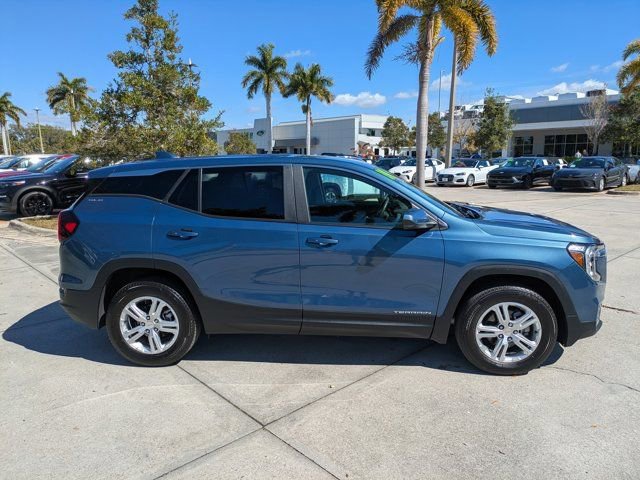Used 2024 GMC Terrain SLE image 3