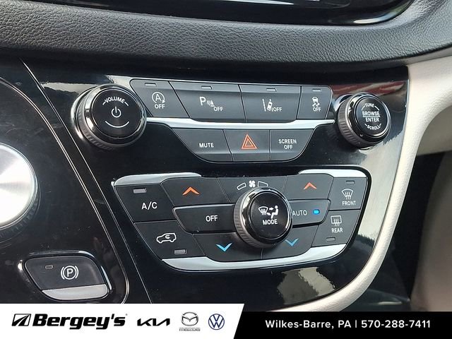 Used 2024 Chrysler Pacifica Touring-L FWD image 19