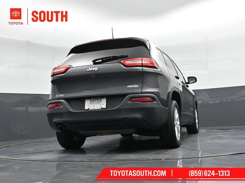 Used 2017 Jeep Cherokee Latitude w/ Comfort & Sound Group FWD image 32