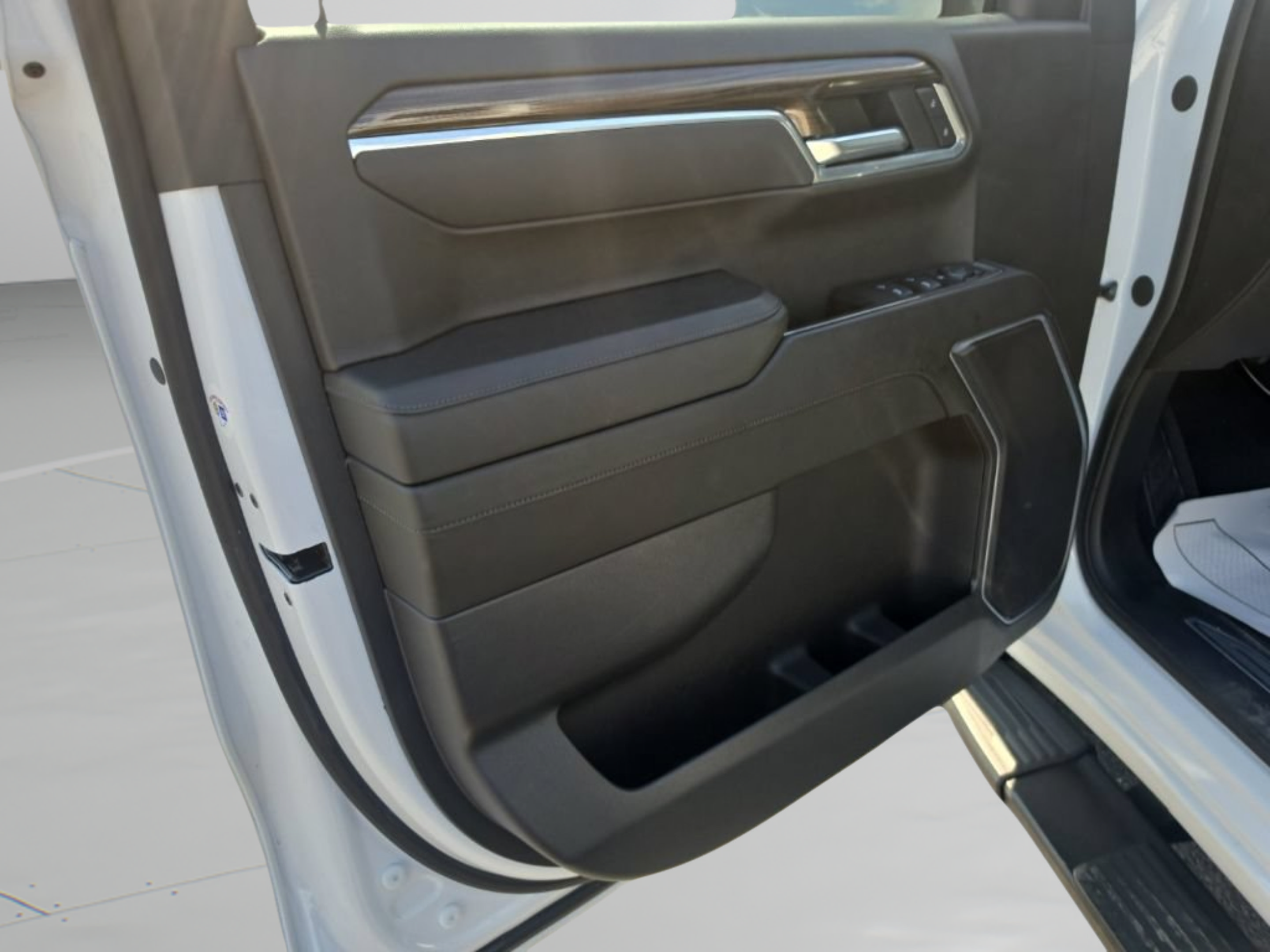 Used 2025 Chevrolet Silverado 1500 LT RWD image 13