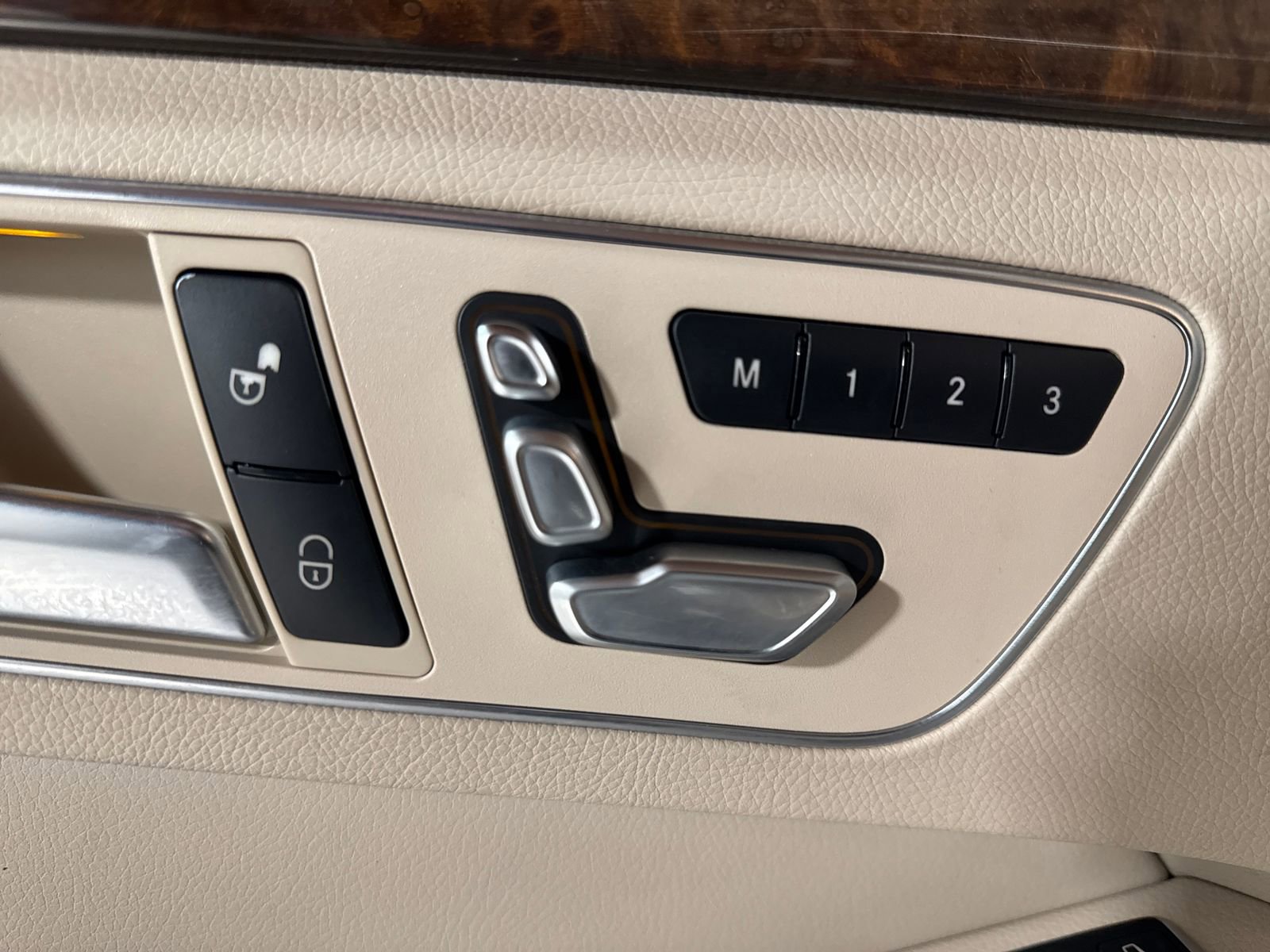 Used 2014 Mercedes-Benz E 350 4MATIC Sedan image 27