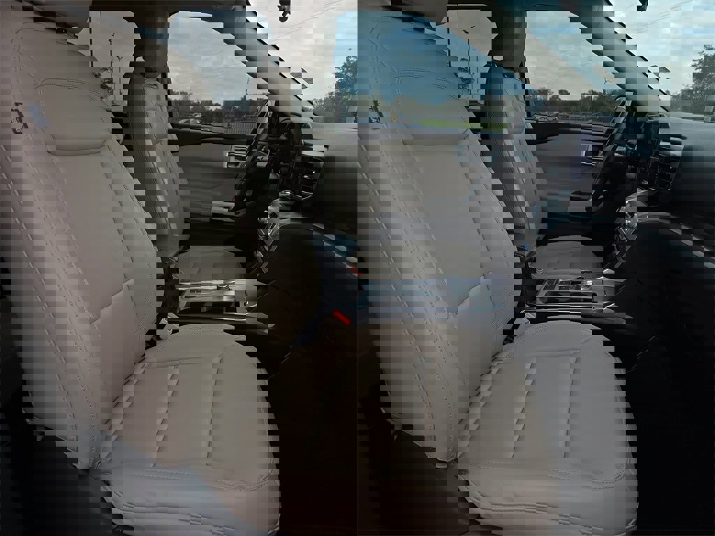 Used 2021 Ford Explorer XLT w/ Equipment Group 202A image 10