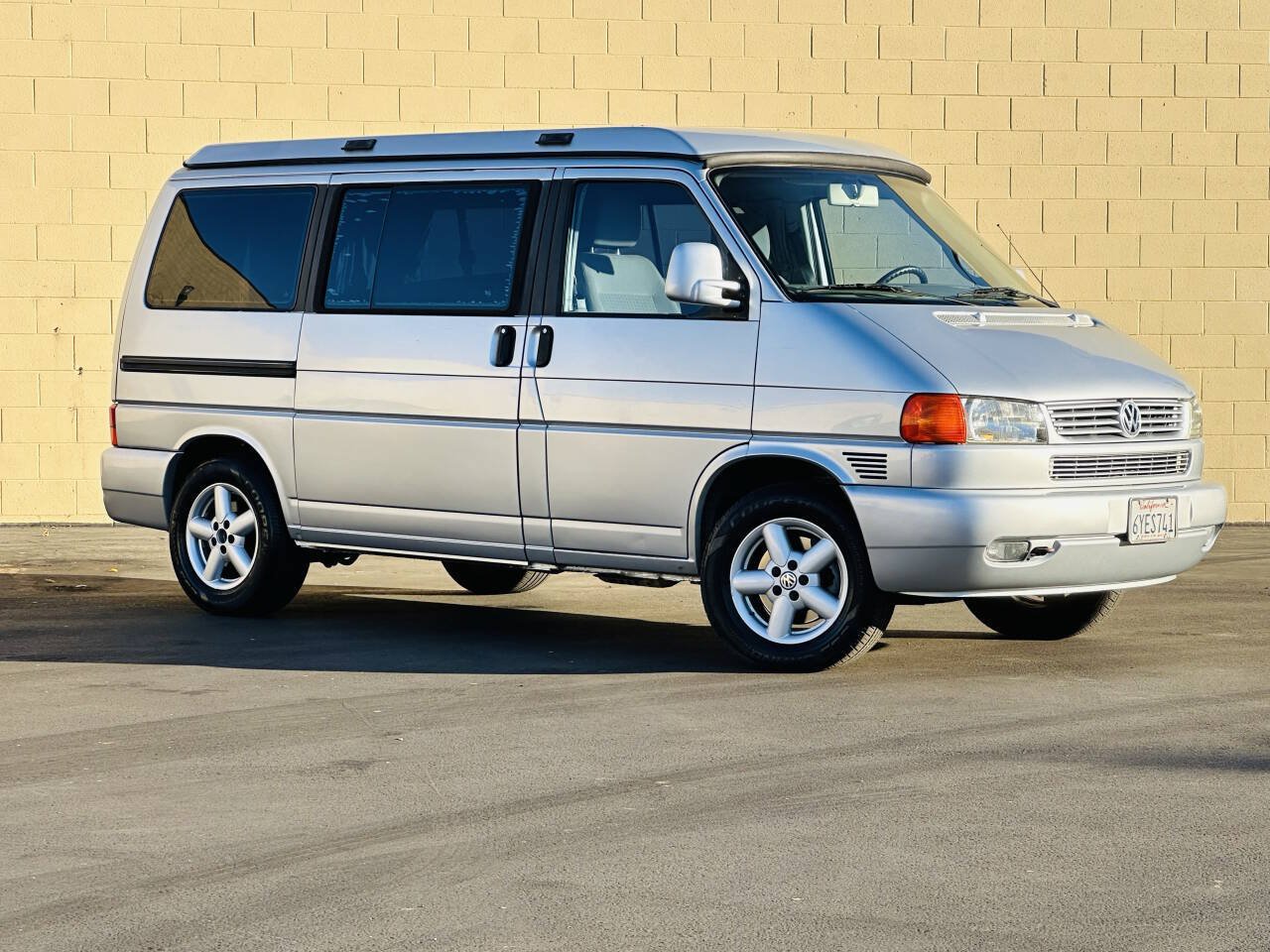 Used 2002 Volkswagen Eurovan MV FWD image 2