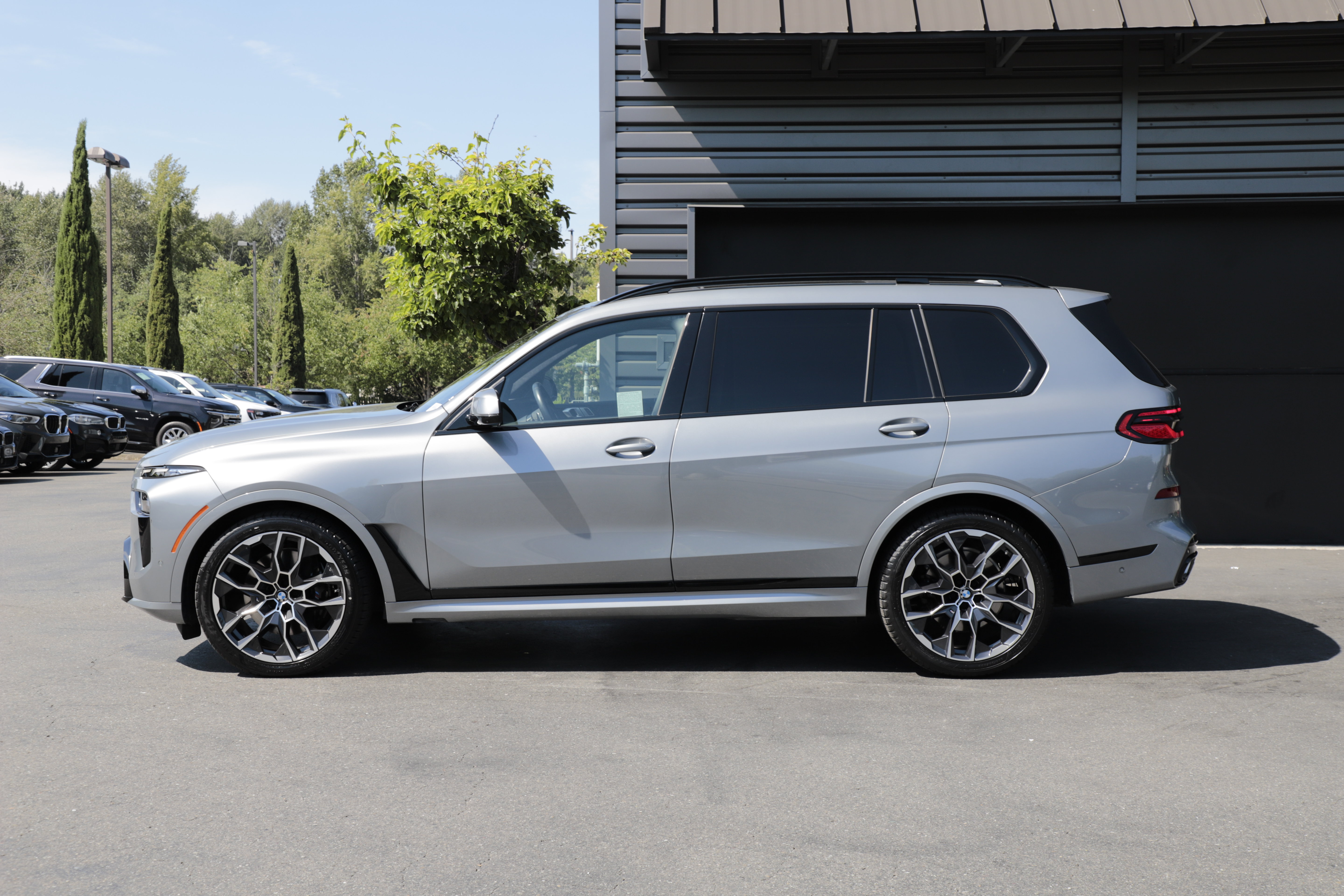Used 2024 BMW X7 xDrive40i w/ M Sport Package AWD/4WD image 7
