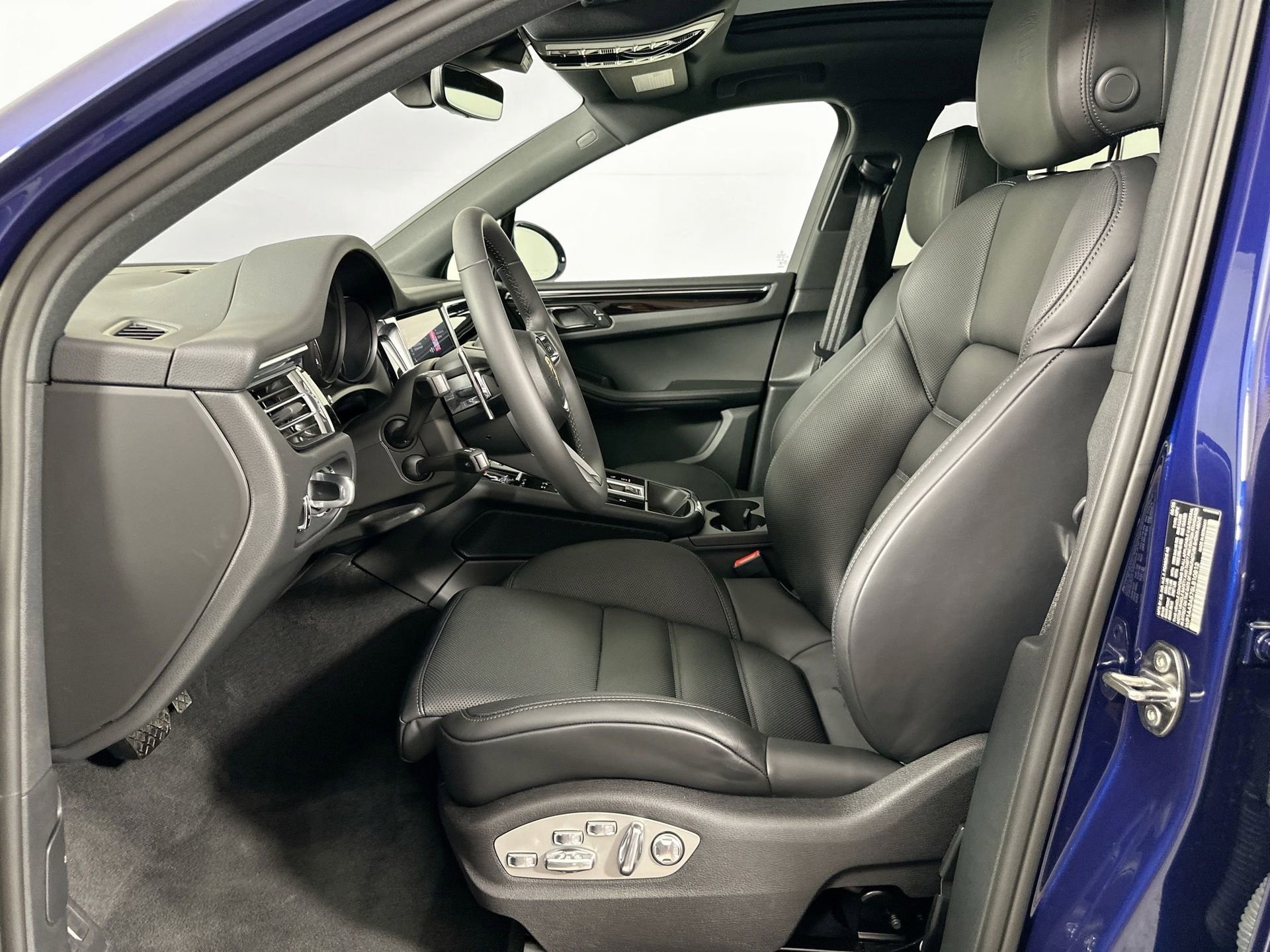 Certified 2025 Porsche Macan image 5