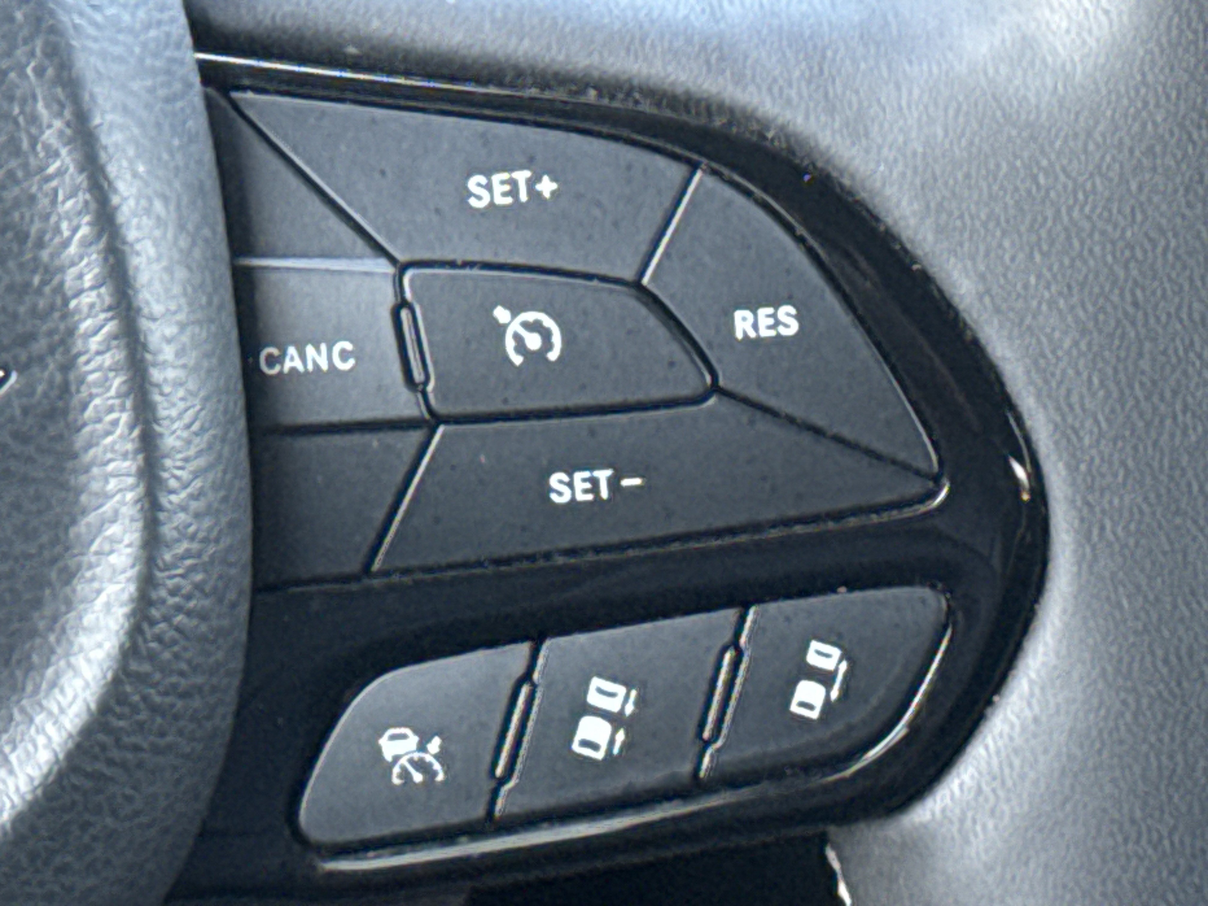 Used 2025 Chrysler Pacifica Limited FWD image 19