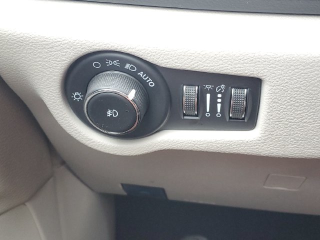 Used 2023 Chrysler Pacifica Touring-L FWD image 19