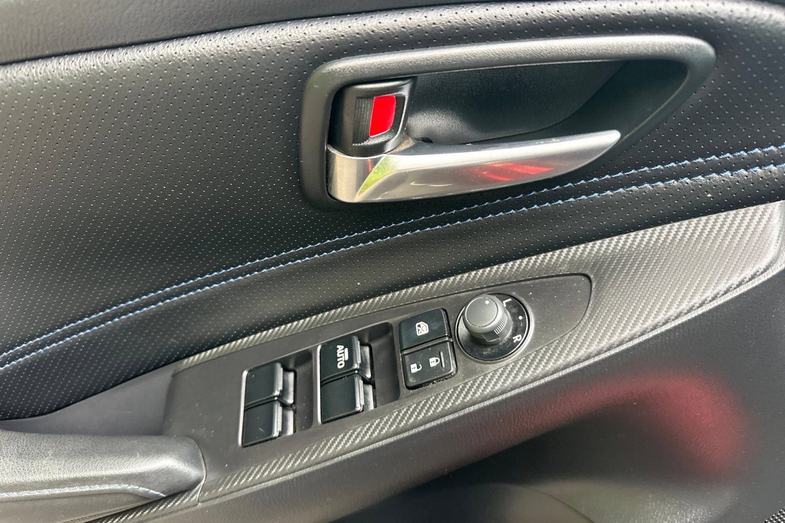 Used 2020 Toyota Yaris XLE image 8