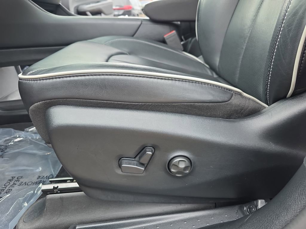 Used 2025 Chrysler Pacifica Limited image 30
