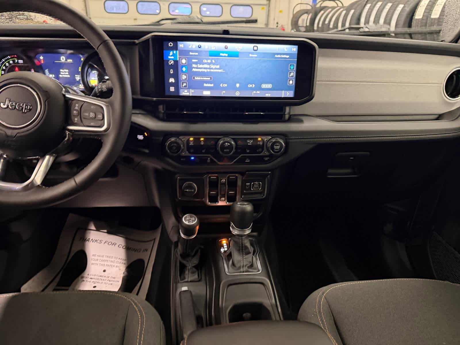 Used 2025 Jeep Wrangler Sahara image 13