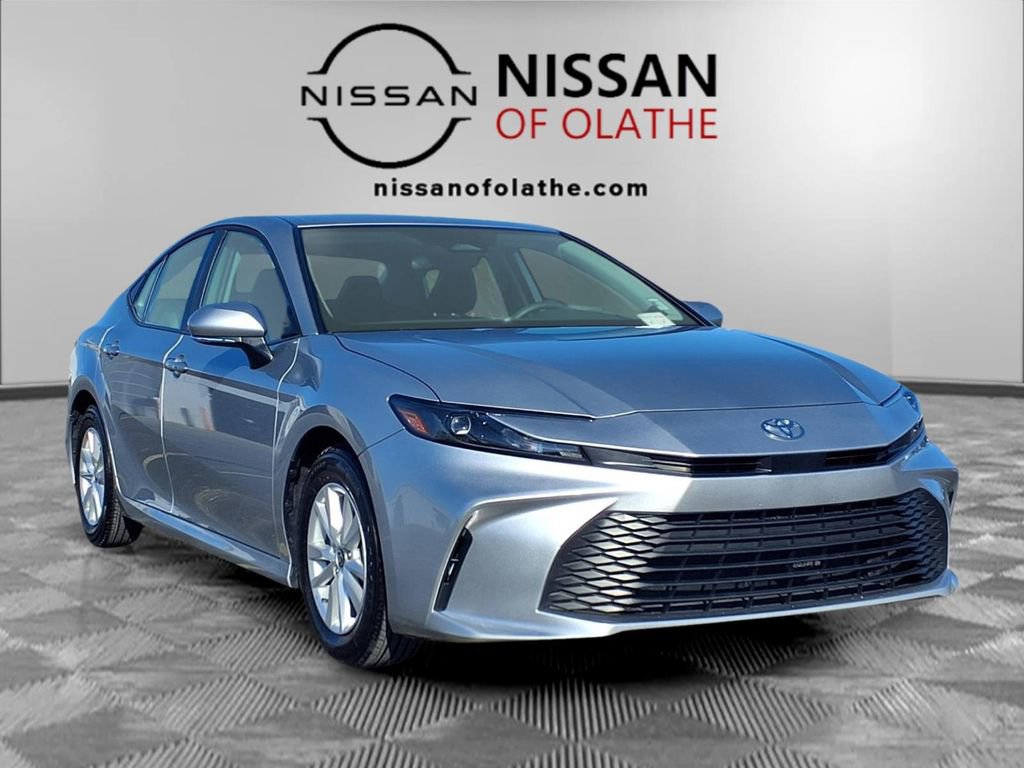 Used 2025 Toyota Camry LE image 30