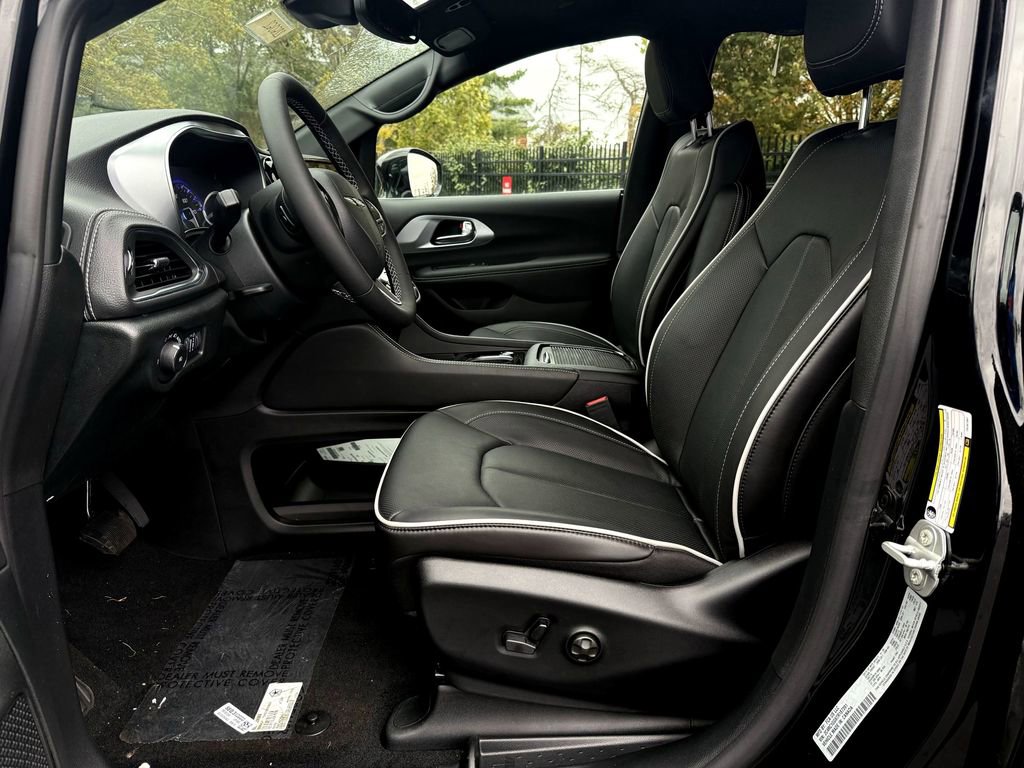 New 2026 Chrysler Pacifica Limited image 11
