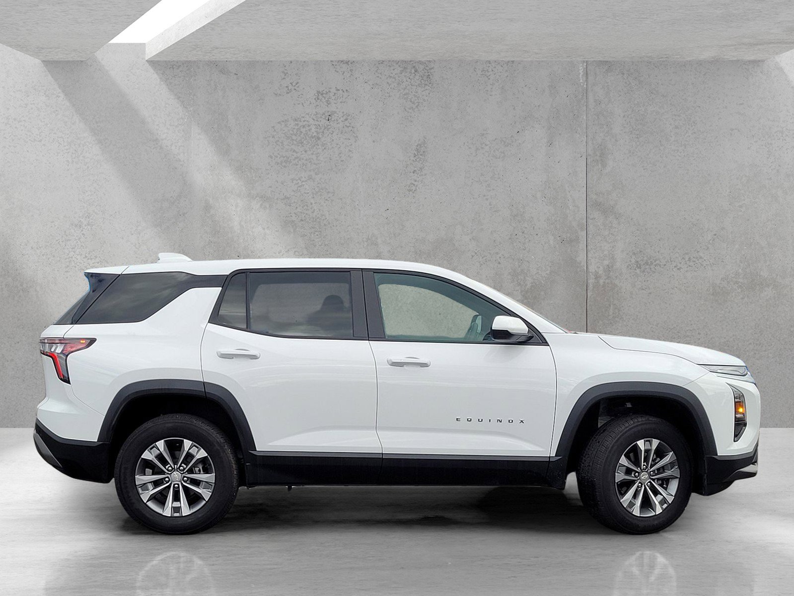 Used 2025 Chevrolet Equinox LT image 3