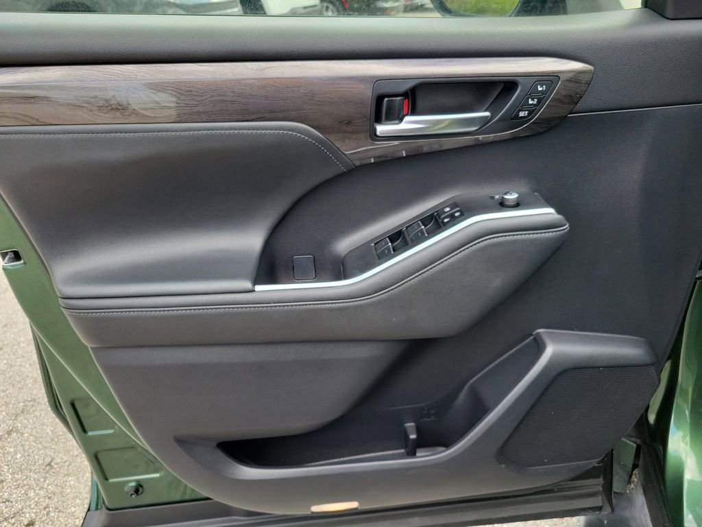 Used 2023 Toyota Highlander Limited image 19