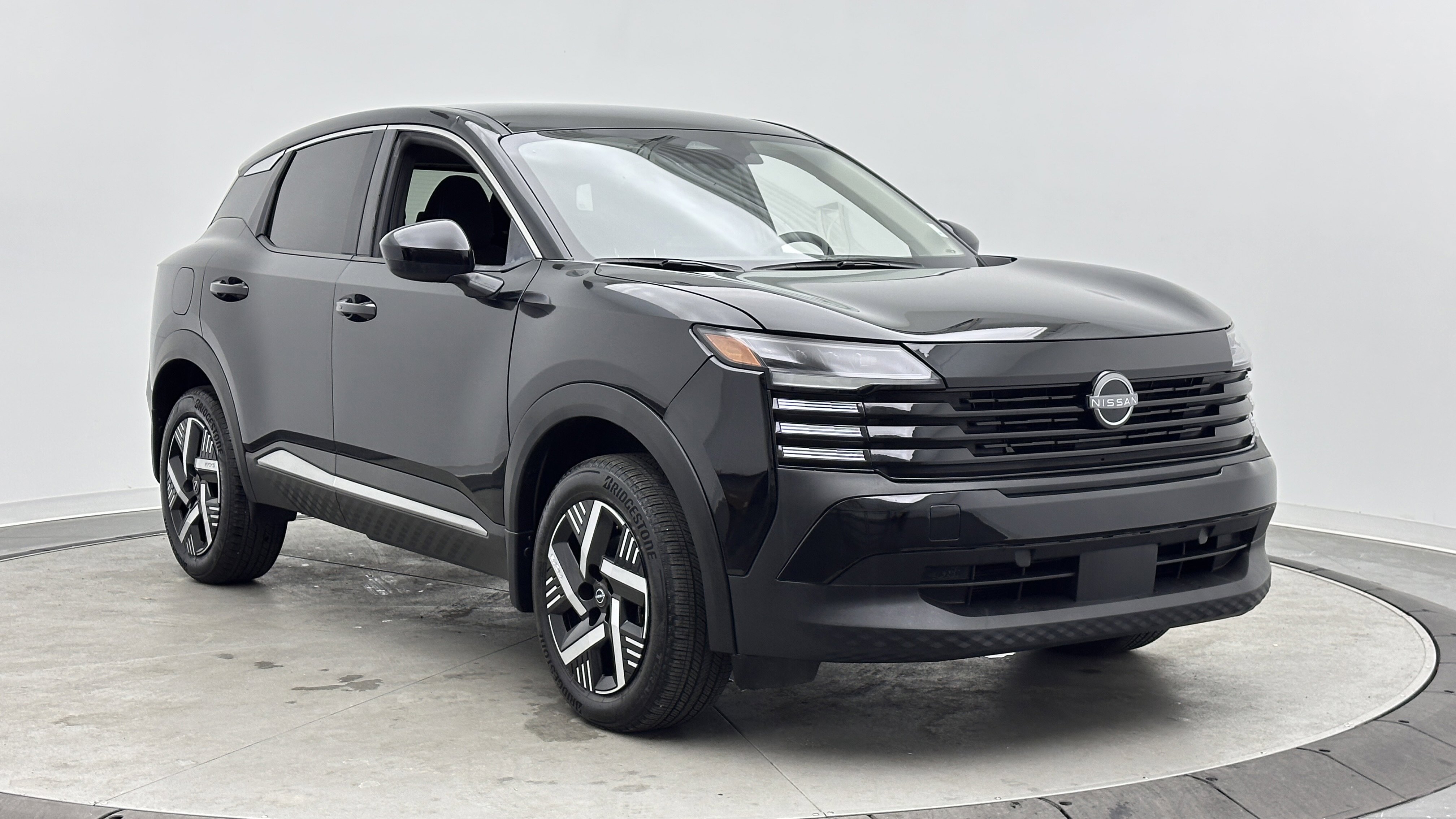 Used 2025 Nissan Kicks SV w/ Charging Package FWD image 3