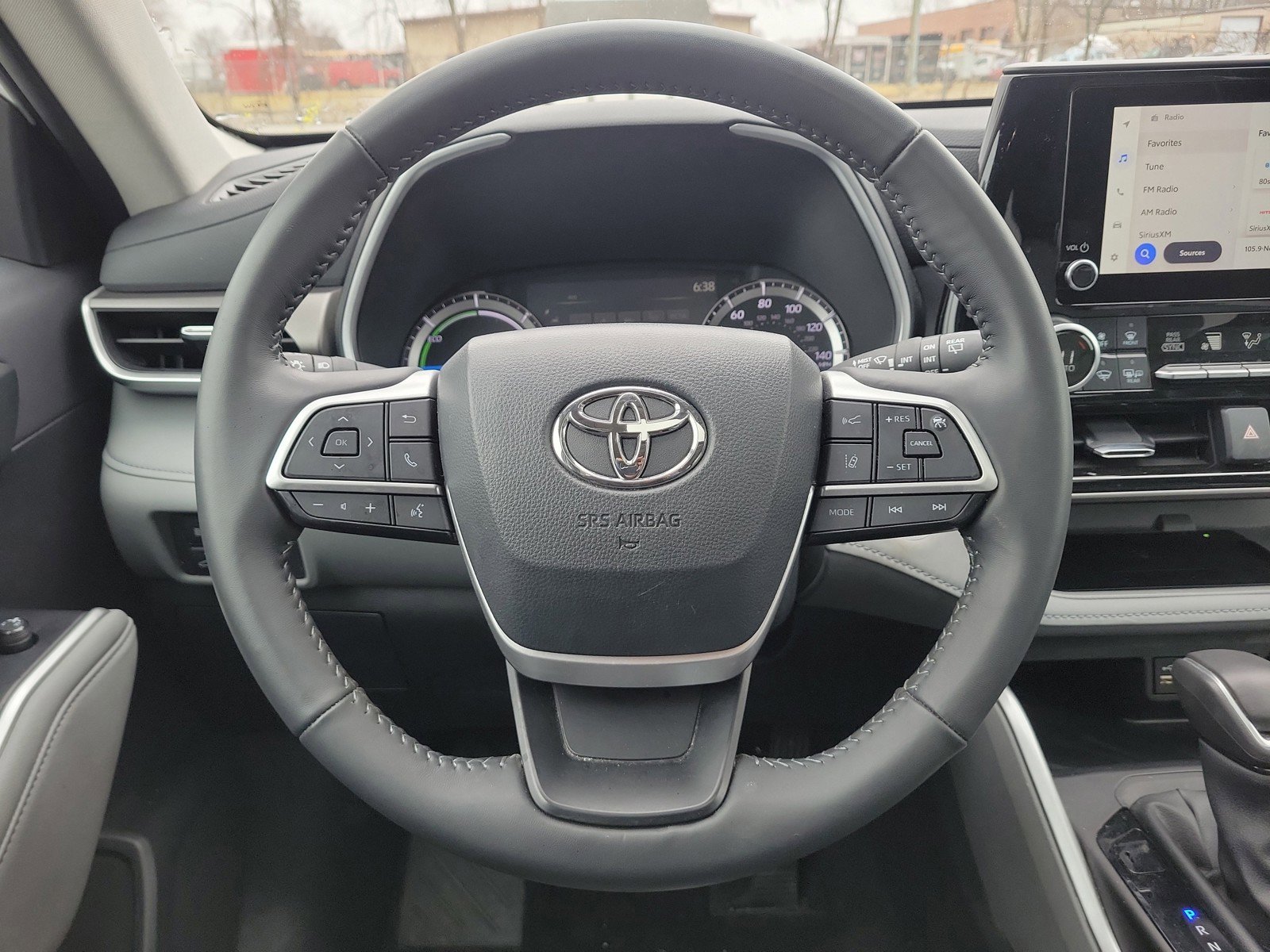 Used 2024 Toyota Highlander XLE AWD/4WD image 23