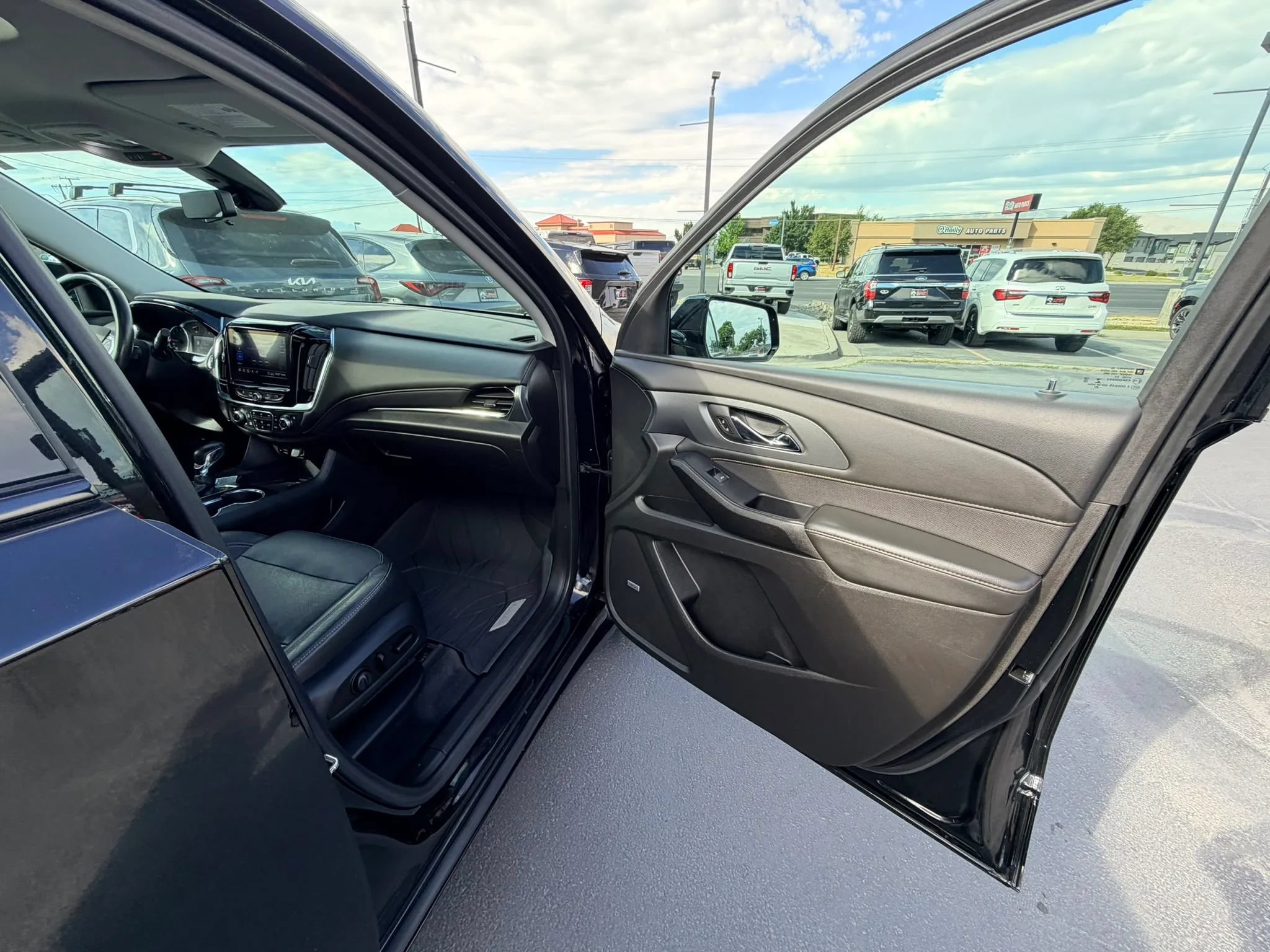 Used 2021 Chevrolet Traverse Premier w/ Redline Edition AWD/4WD image 27