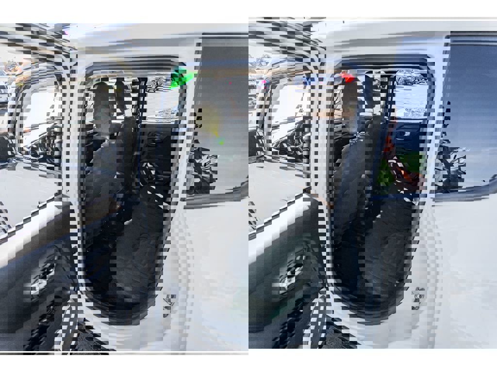 Used 2018 Jeep Renegade Latitude w/ Popular Equipment Group image 24