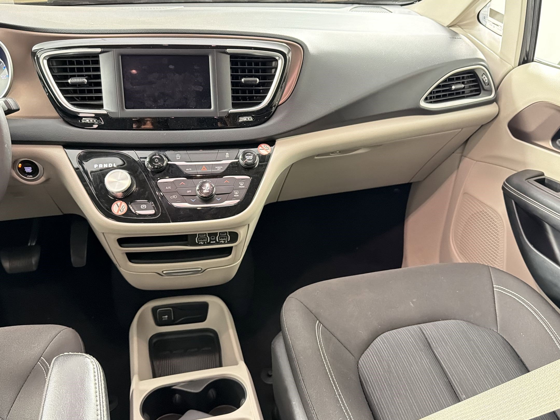 Used 2023 Chrysler Voyager LX image 27