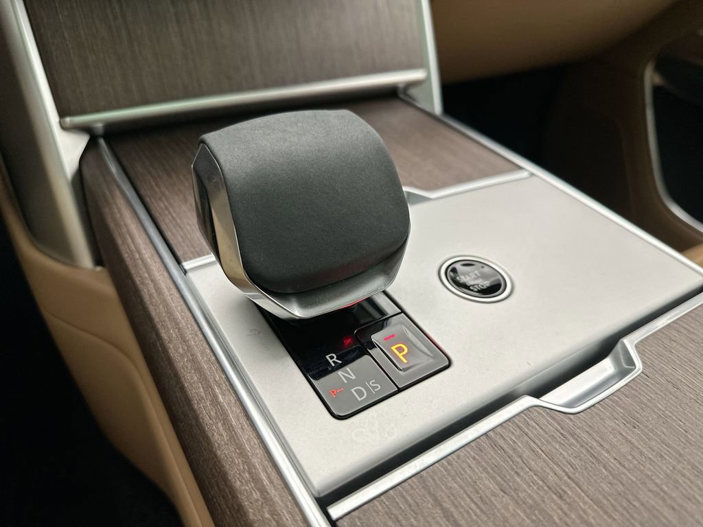 Used 2025 Land Rover Range Rover SE image 24