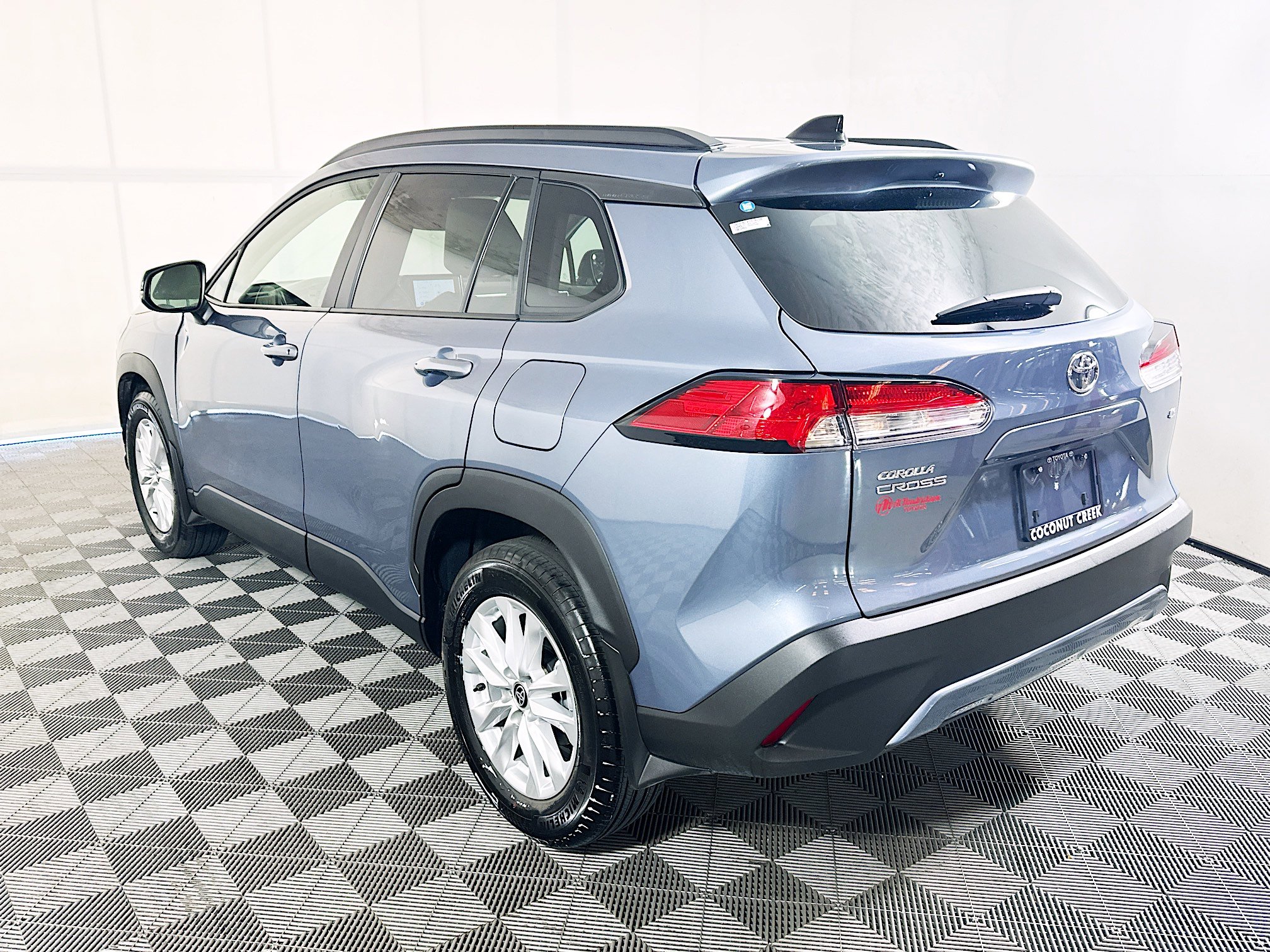 Used 2025 Toyota Corolla Cross LE FWD image 5