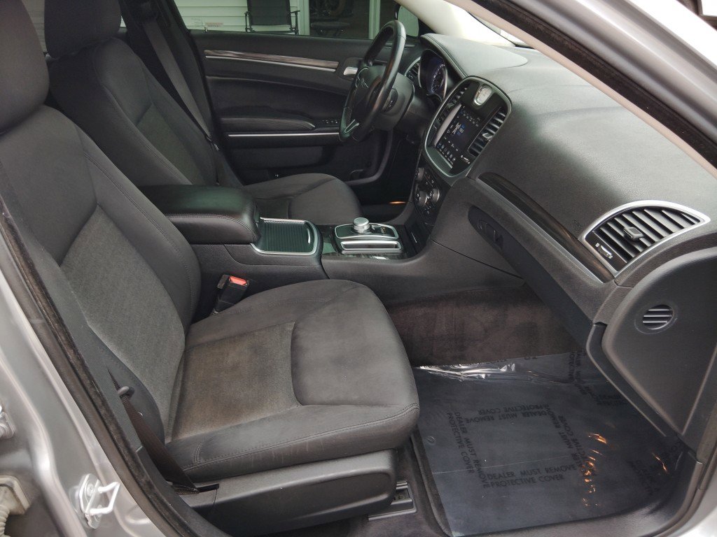 Used 2018 Chrysler 300 Touring w/ Driver Convenience Group image 30