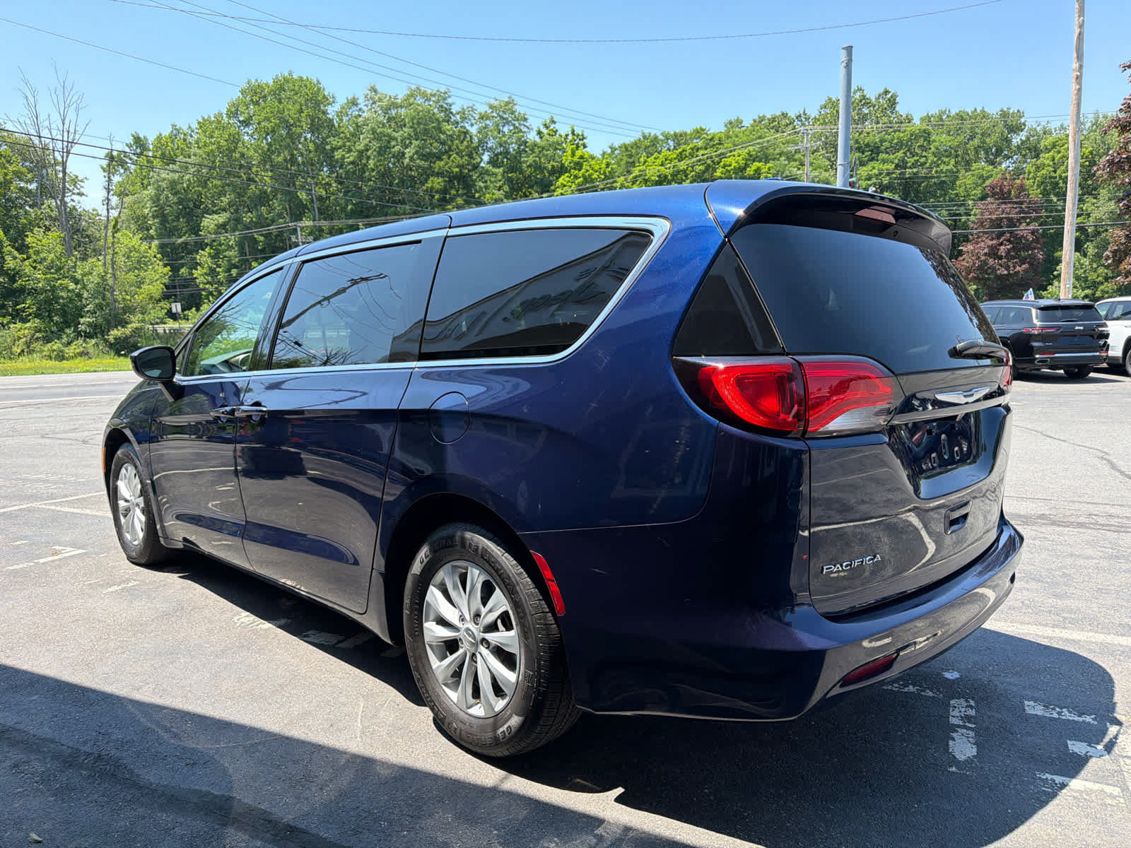 Used 2017 Chrysler Pacifica Touring w/ Tire & Wheel Group FWD image 6