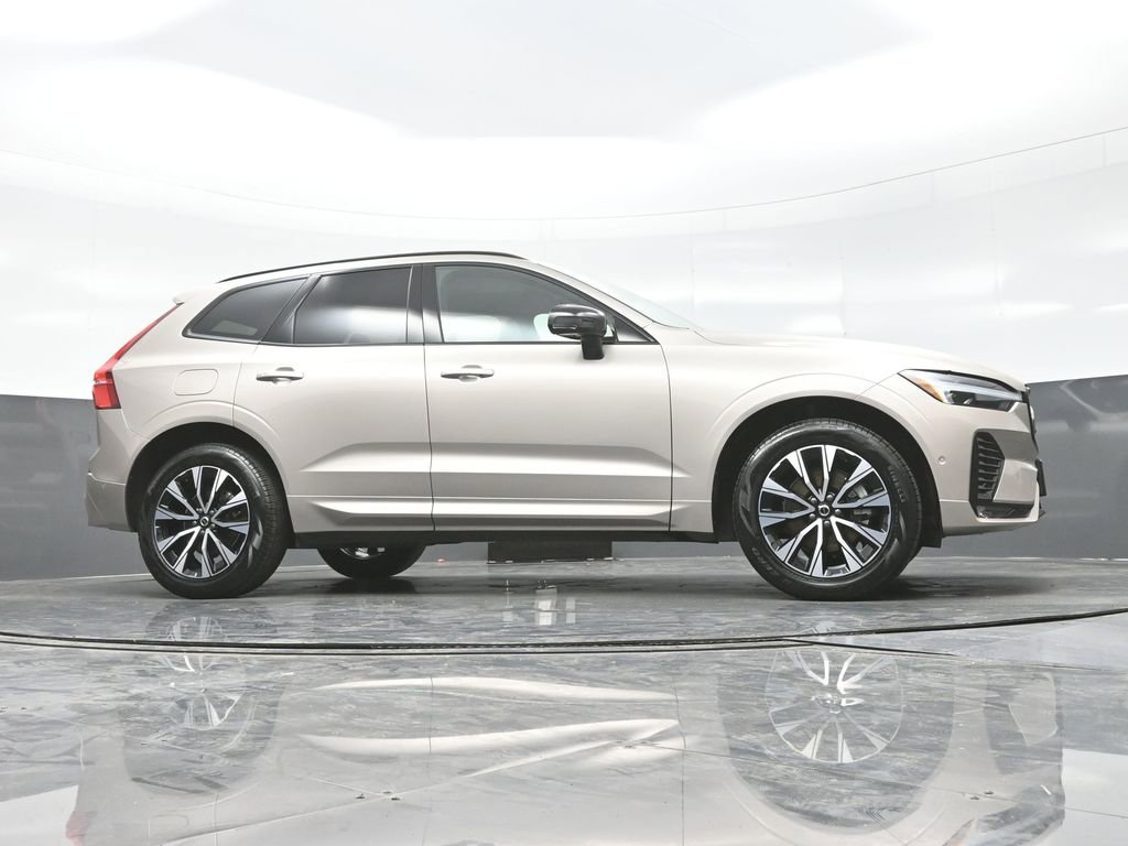 Used 2025 Volvo XC60 B5 Plus image 21