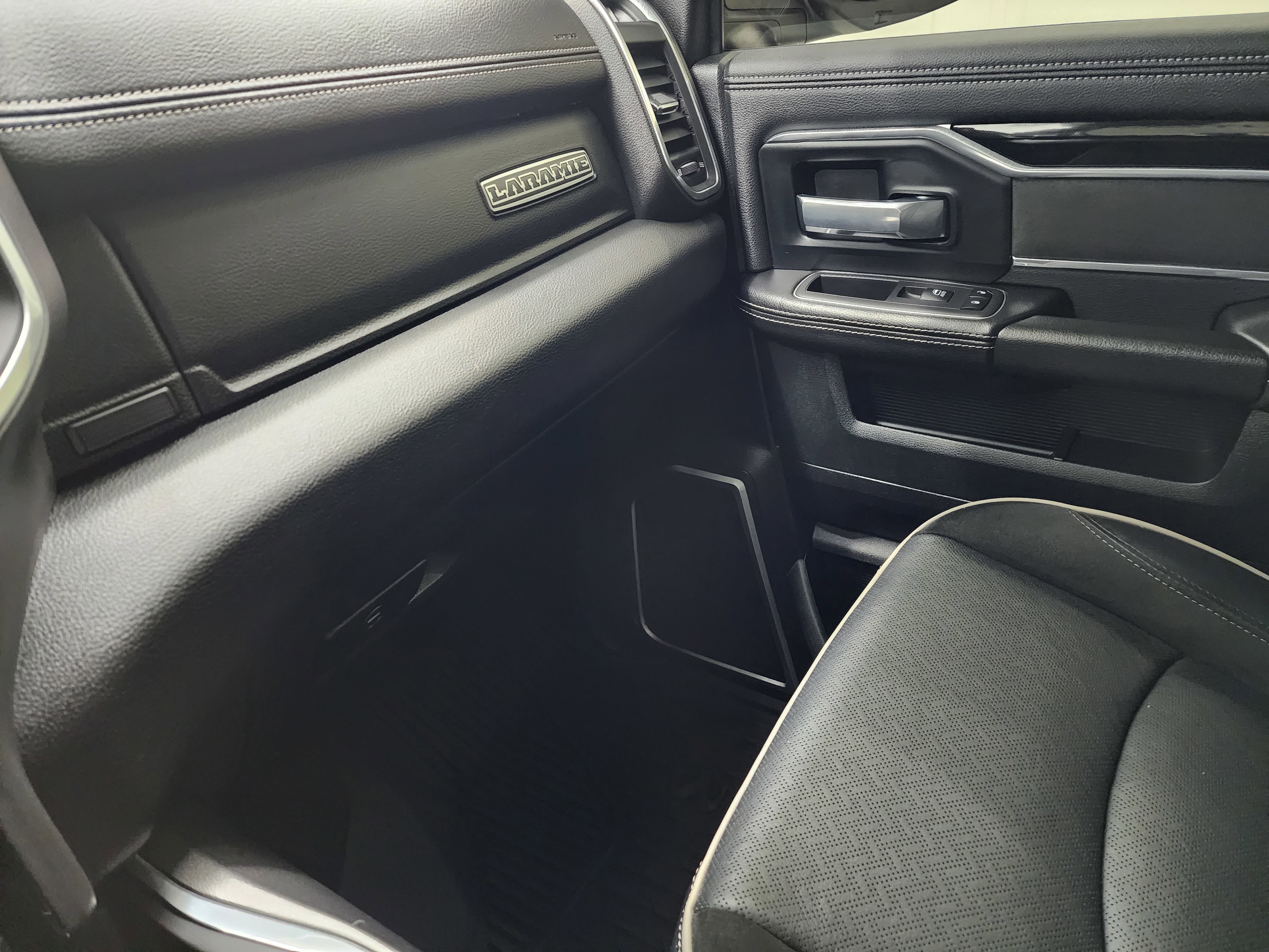 Used 2021 RAM 3500 Laramie w/ Night Edition image 13